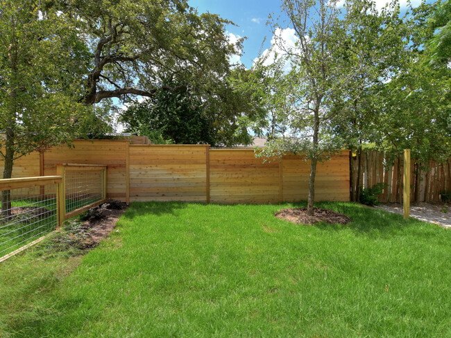 330sq ft PRIVATE Yard - 5924 S Congress Ave