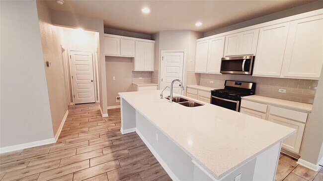 Building Photo - 124 Peruvian Ln