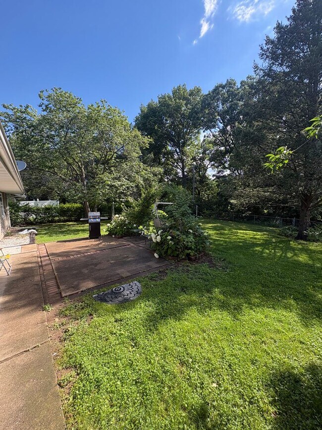 Building Photo - Welcome to this charming 3 bedroom, 2 bathroom home located in Peoria, IL.