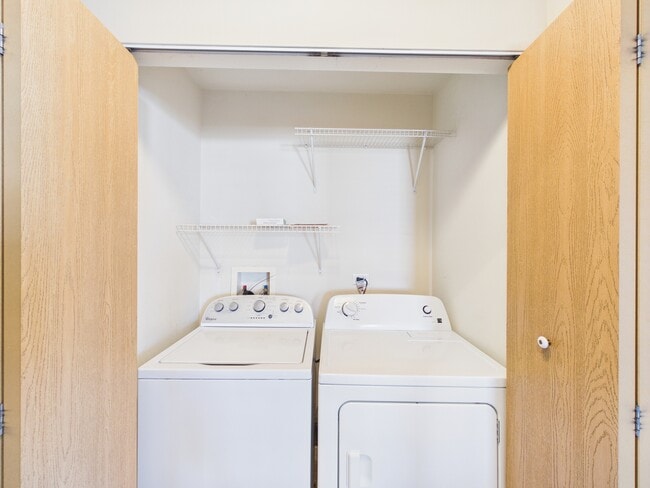 Building Photo - 917 Silverstone Dr