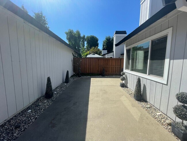 Building Photo - 2 bedroom single story with attached 2 car garage!