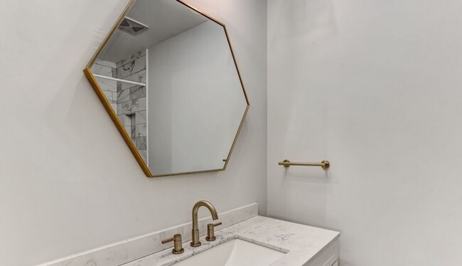 Building Photo - Charming Town Home Available August 12th.