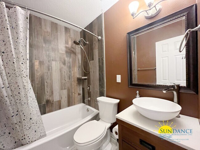Building Photo - Beautiful 3 bedroom home that is centrally...