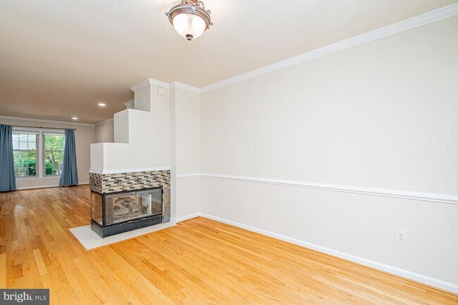 Building Photo - 1275 Quaker Hill Dr