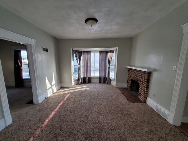 Building Photo - 4 Bedroom House for June 1st