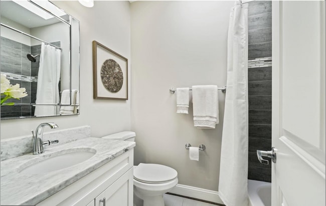 Building Photo - 4 bed 3.5 bath. Parking! Pets Welcome!