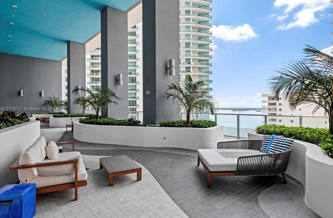 Building Photo - 1300 Brickell Bay Dr