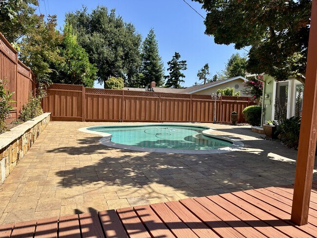 Building Photo - 1633 Honfleur Dr