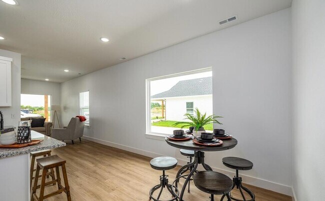 Building Photo - 929 N Blake Ave