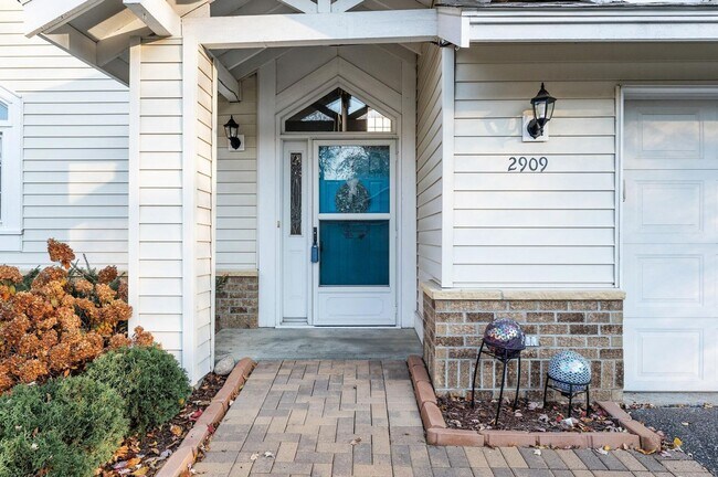 Building Photo - rare woodbury upgraded 3 bedroom end unit townhouse!! One level living!