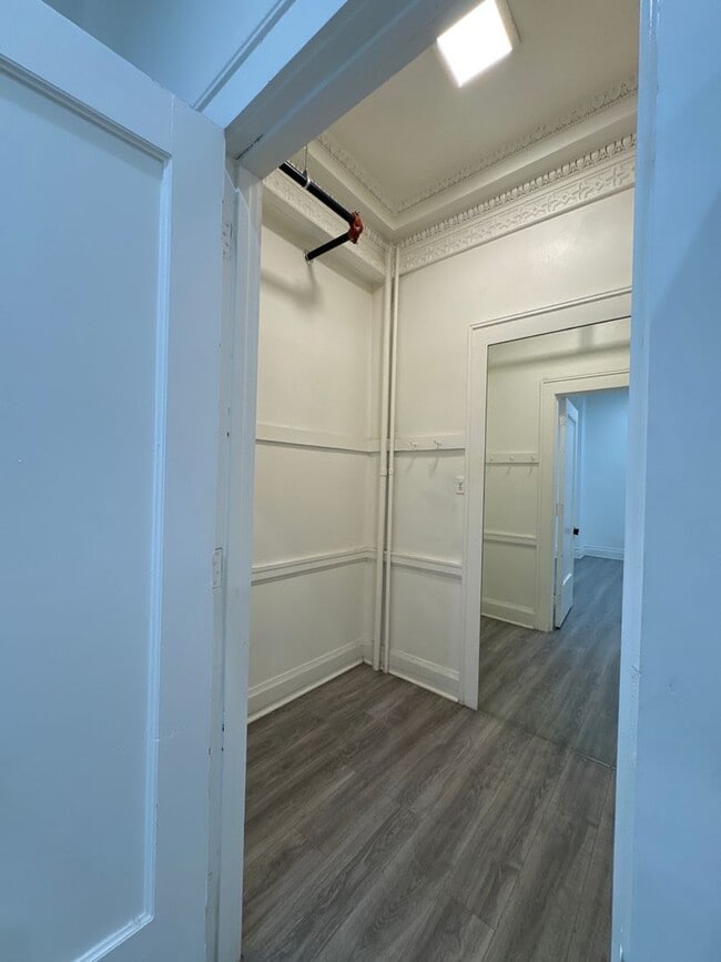 Building Photo - Loft Style Large Studio Apartment