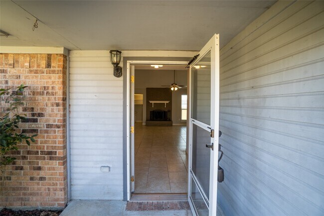 Building Photo - 140 Lakewood Dr