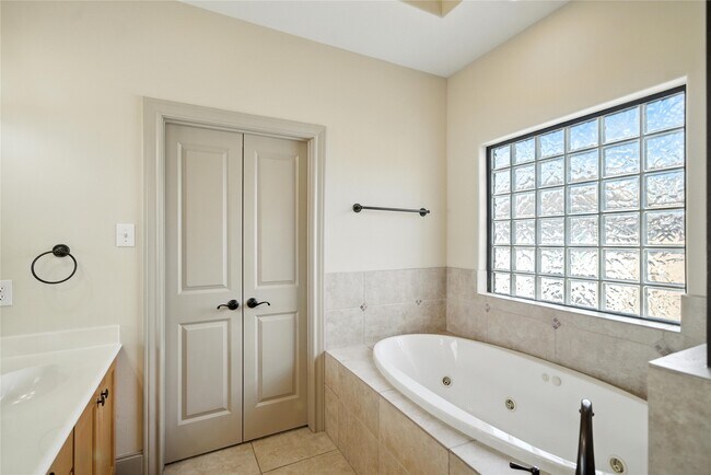 Building Photo - 2318 Camden Dr