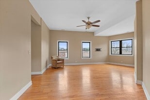 Building Photo - 1046 N Milwaukee Ave