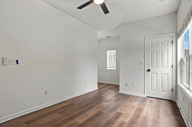 Building Photo - 13 Paddington Ln