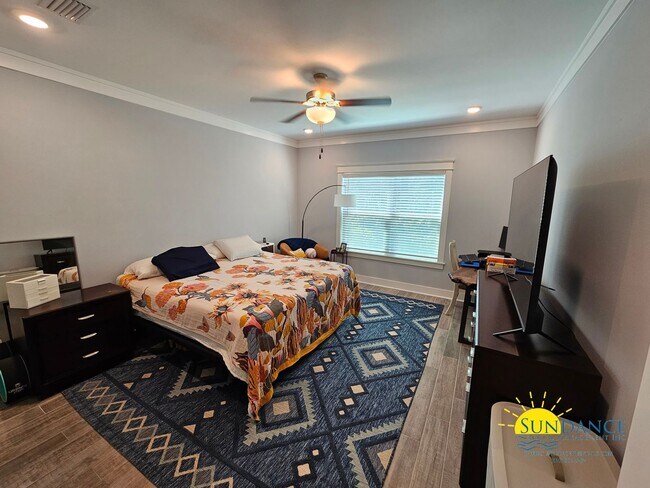 Building Photo - Live the Coastal Dream in Beachwood Estates, Stunning Long-Term Rental Available!