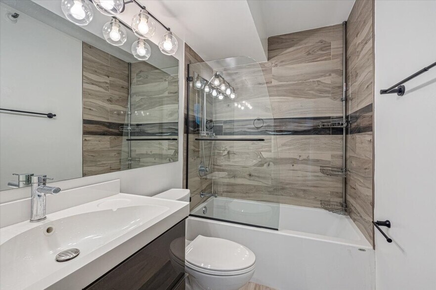 Building Photo - 3660 N Lake Shore Dr