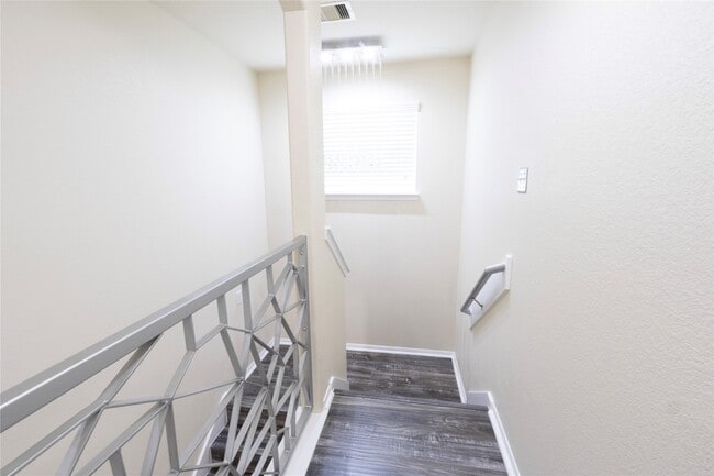 Building Photo - 6442 Wilshire Lakes