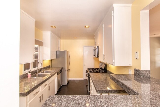 Building Photo - Charming 3 Bed/2 Bath Home in Bird Rock/ La Jolla- 1 Block from the Ocean!