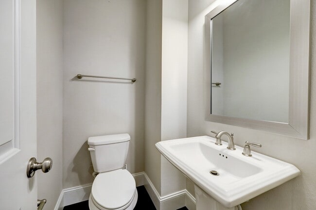 Building Photo - 726 N Shepherd Dr