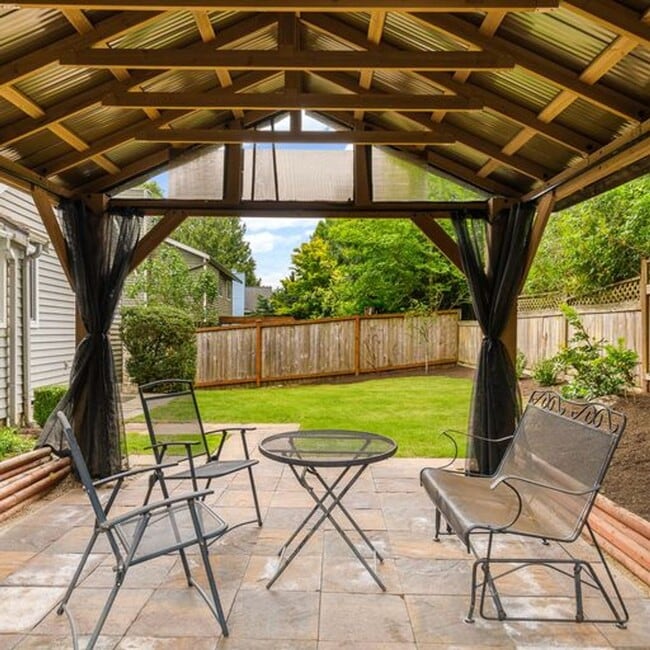 Building Photo - Spacious Education Hill Beauty