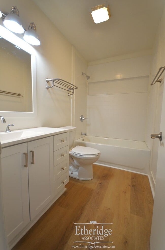 Building Photo - Renovated 2 bed 1.5 Bath Townhome Apartment - Sun Valley