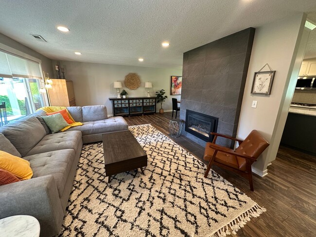 Building Photo - Luxury Furnished Rental in Milwaukie