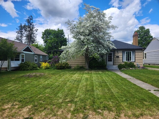 Primary Photo - 3 Bedroom 2 Bath Home On The South Hill
