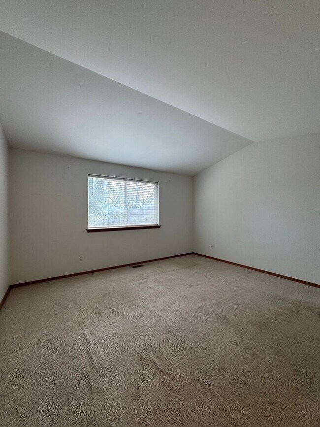 Building Photo - Spacious 4-Bedroom Home for Lease in Cul-de-Sac