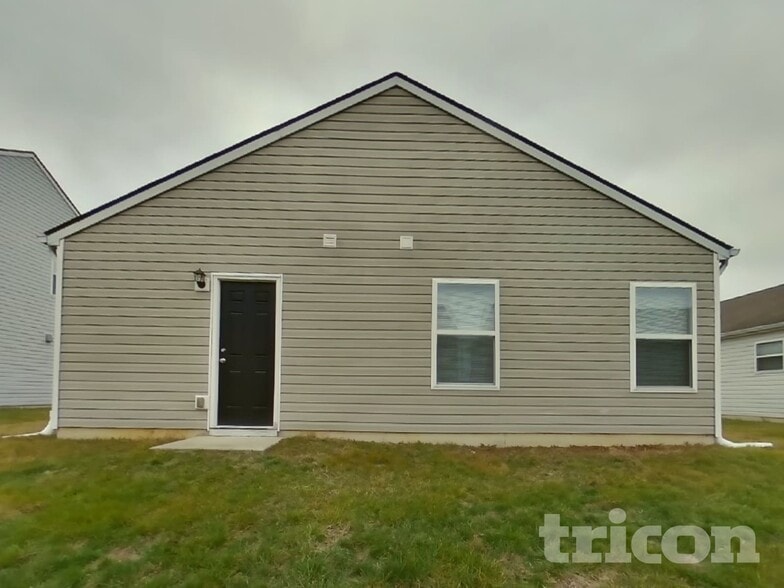 Building Photo - 2437 Middle View Dr