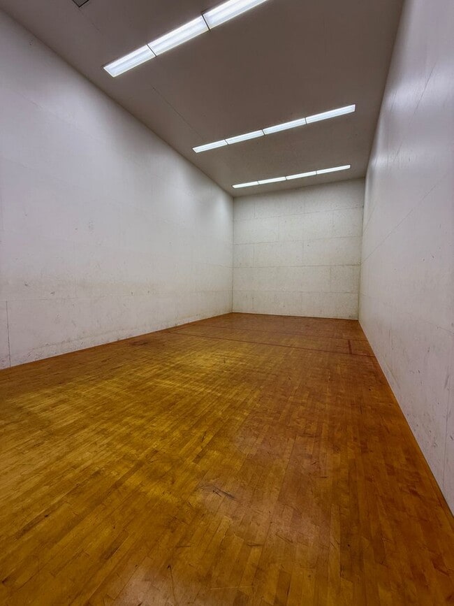 Building Photo - Large 2 bedroom condo in well desired La Jolla area