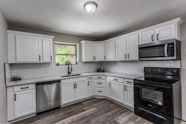 Building Photo - 608 W Lobit Ave