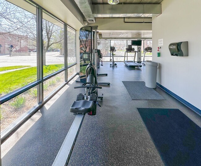 Building Photo - Luxury and Convenience in Royal Oak