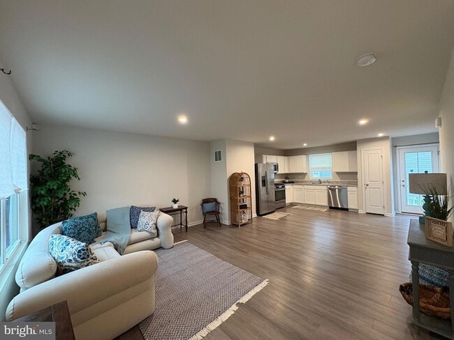 Building Photo - 27003 Greenleaf Dr