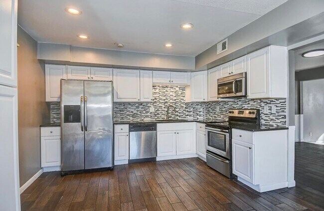 Building Photo - 727 Alder Cir