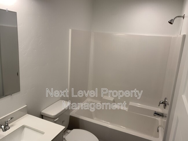 Building Photo - 1003 5th St E