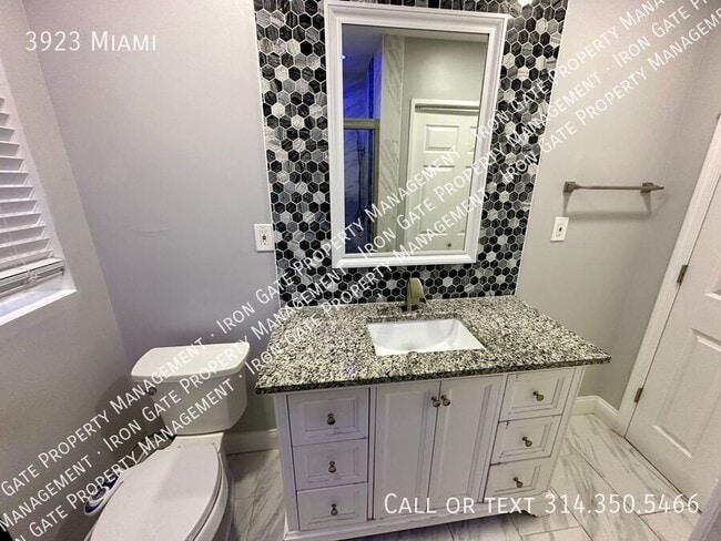 Building Photo - 3923 Miami-