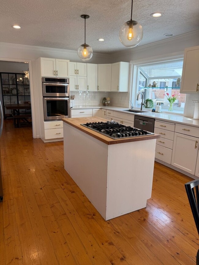 Building Photo - Beautiful 4 bedroom, 3 bathroom Home with a pool!!