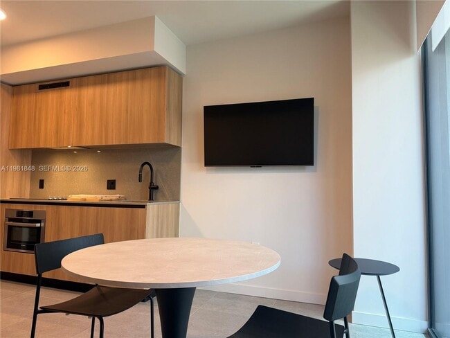 Building Photo - 121 NE 5th St