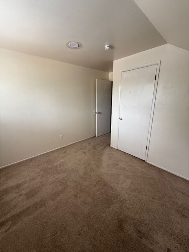 Building Photo - Spacious 4-Bedroom Duplex Near Westfield Mall