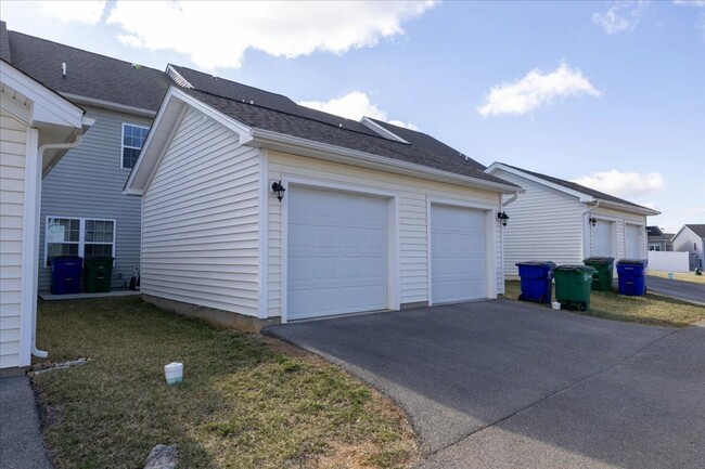 Building Photo - Charming Townhouse in Christiansburg