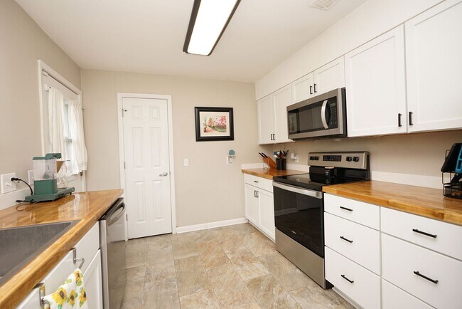 Building Photo - Updated 4 bedroom home in Bluewater Bay!