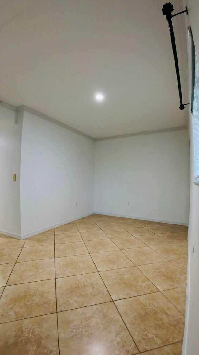 Building Photo - 1000 Palm Trail