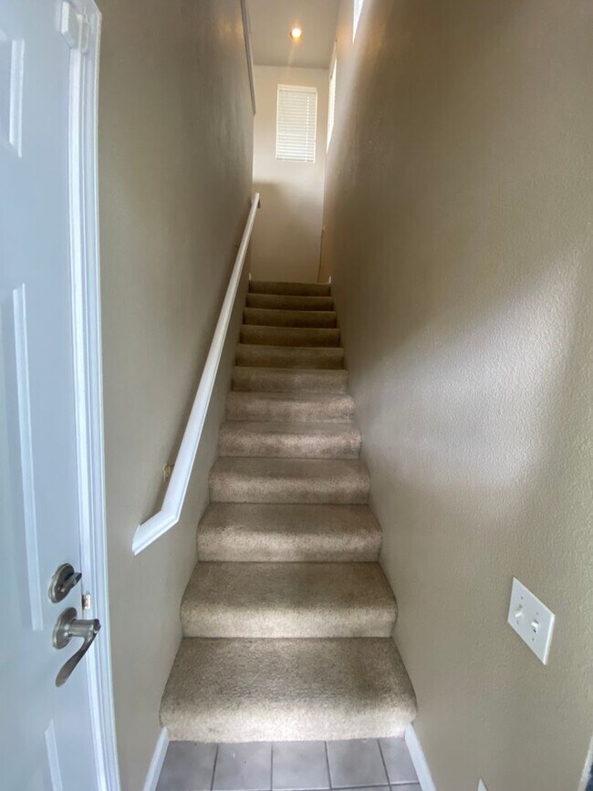 Building Photo - Low Deposit W/ Garage Parking & In Unit Laundry!