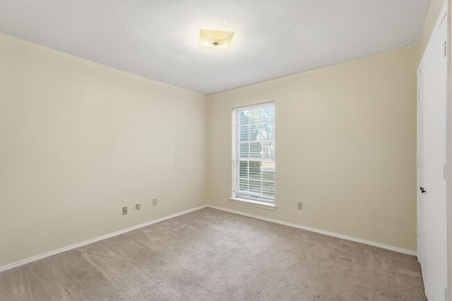 Building Photo - Charming 4 Bedroom 2.5 Bath Home In RISD!