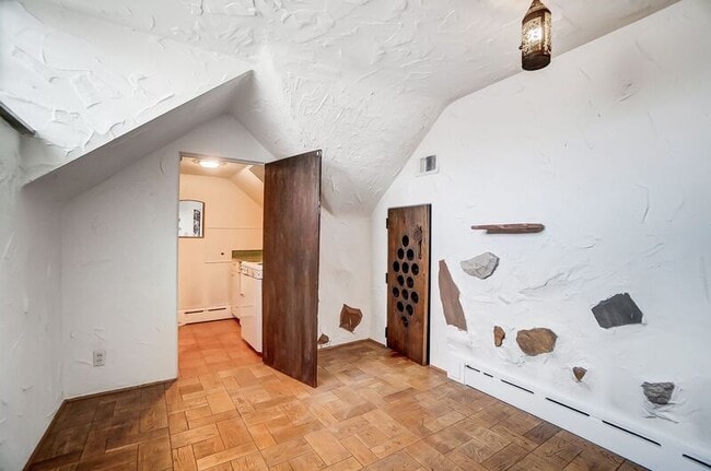 Building Photo - 2881 Observatory Ave