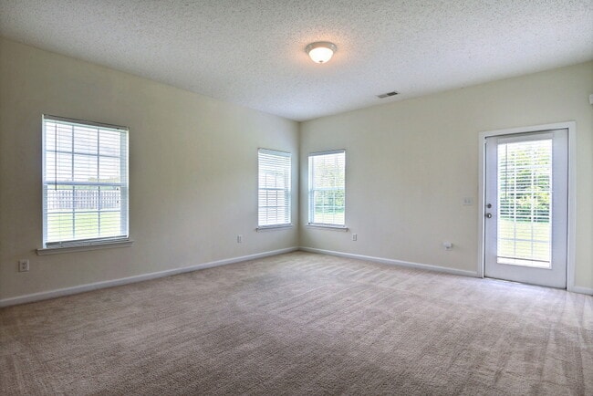Building Photo - 3 Bedroom 2 Bathroom Live Oak - Richmond Hill