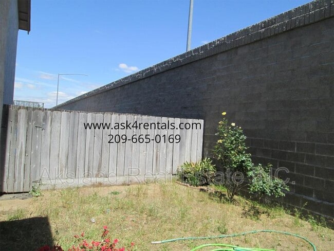 Building Photo - 200 Northwoods Ave