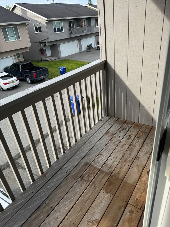Building Photo - Beautifully updated 3 bed/2 bath townhome