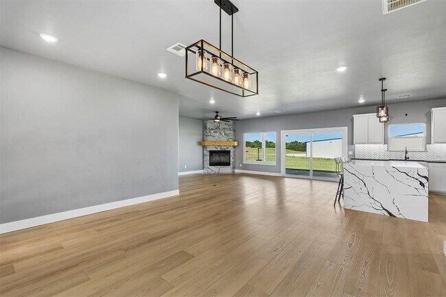 Building Photo - 4930 Meadow Dr
